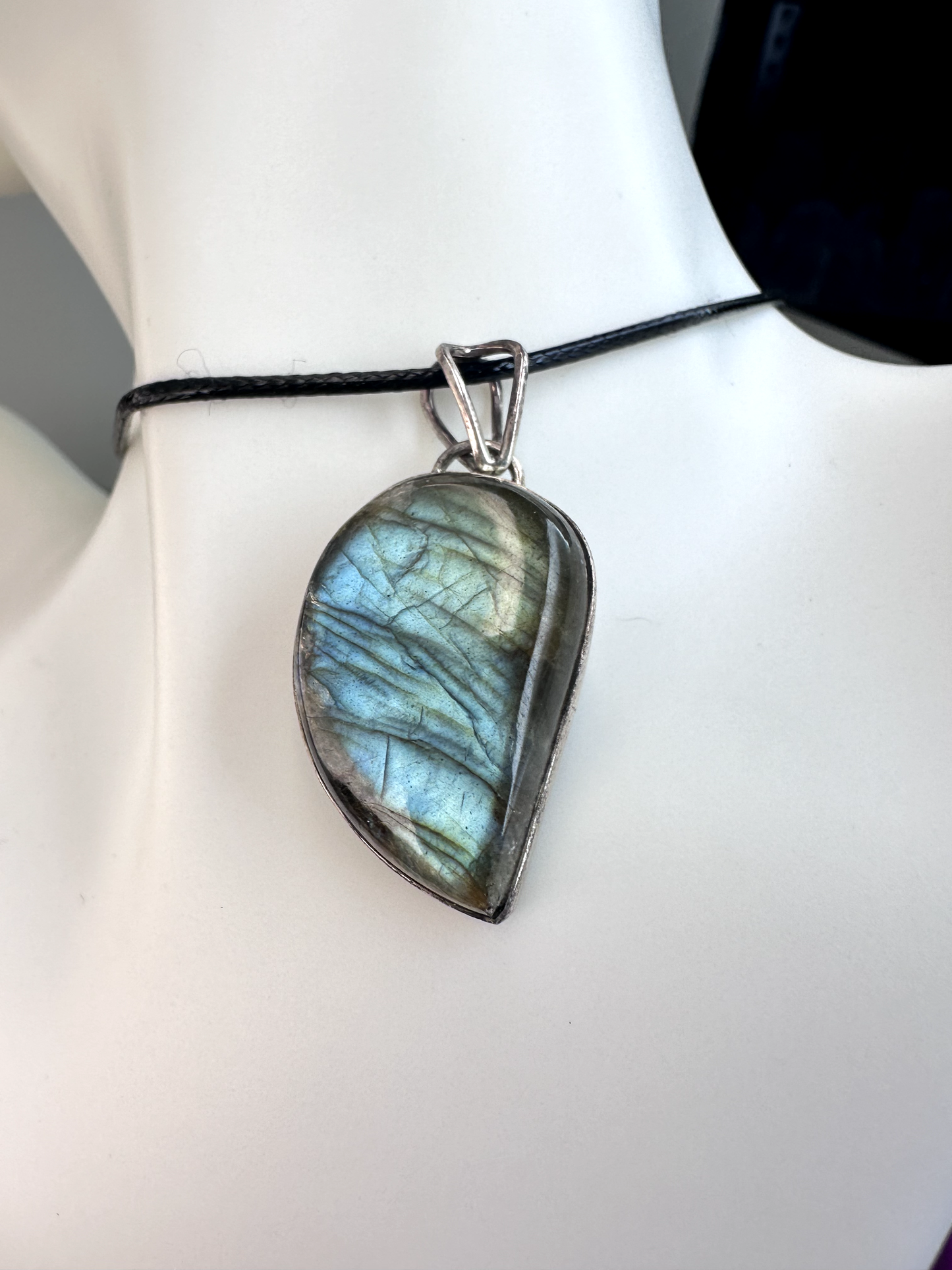 Labradorite Leaf Pendant | S925