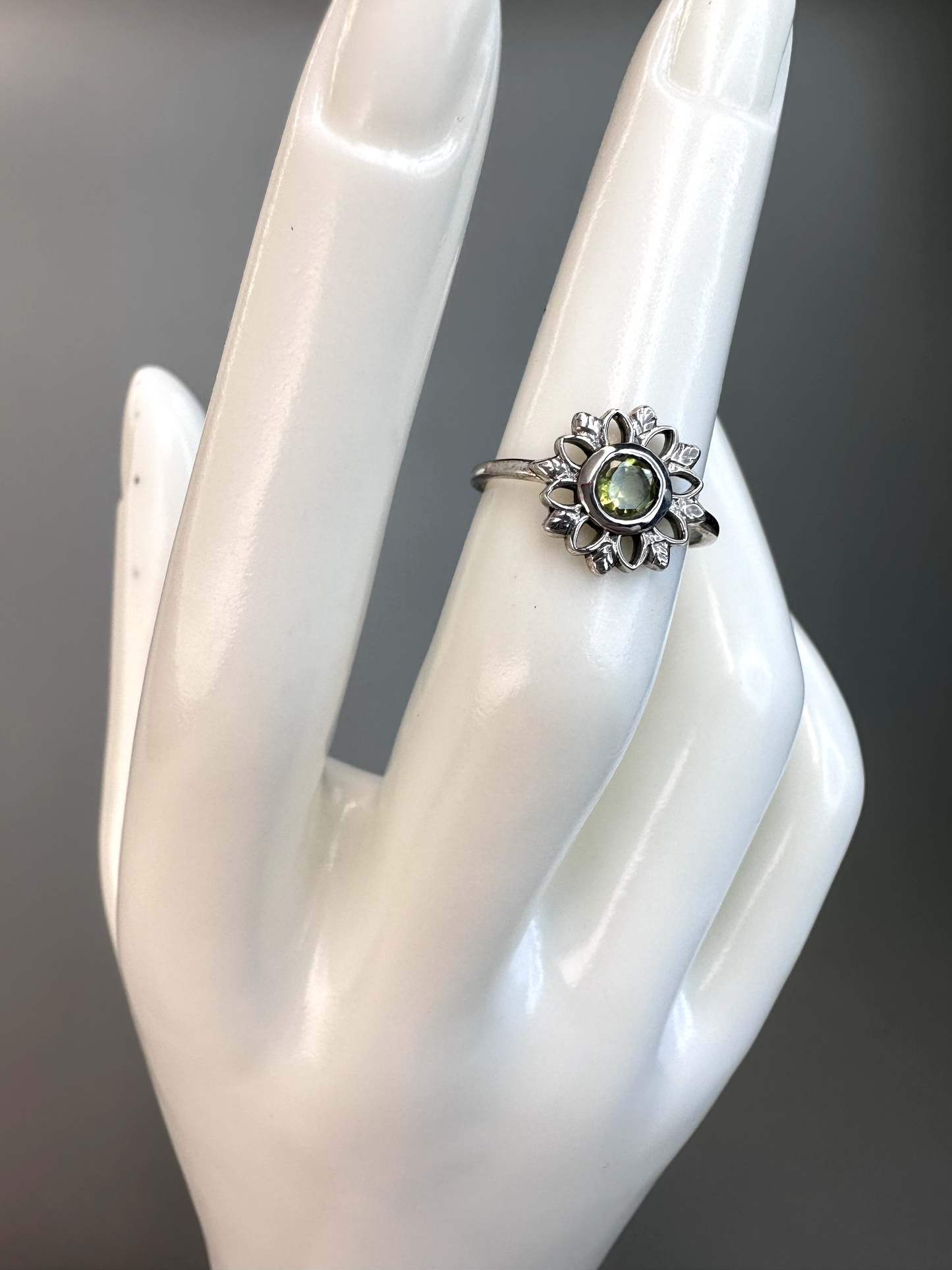 Peridot Flower Ring | S925 Size 5