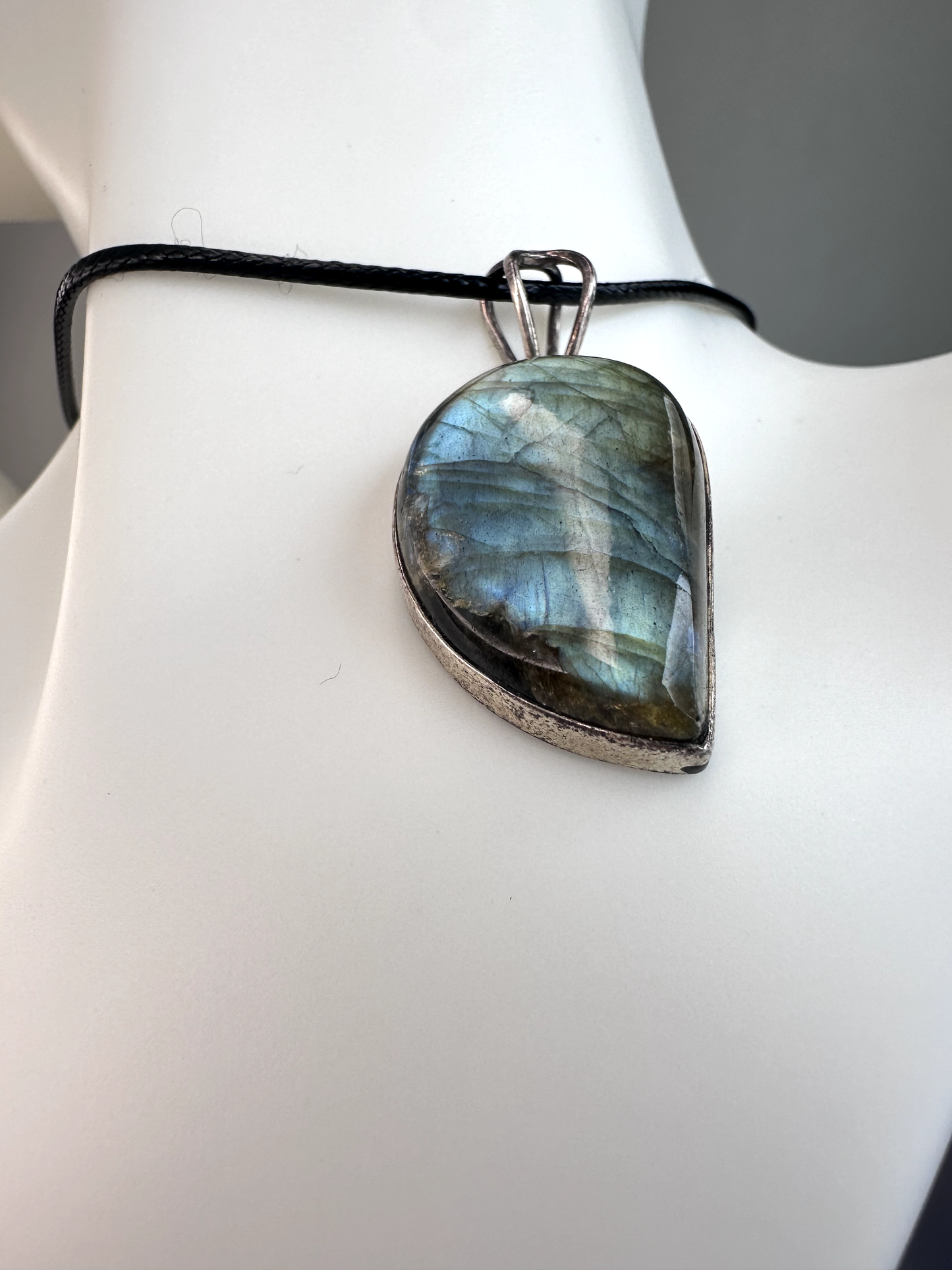 Labradorite Leaf Pendant | S925