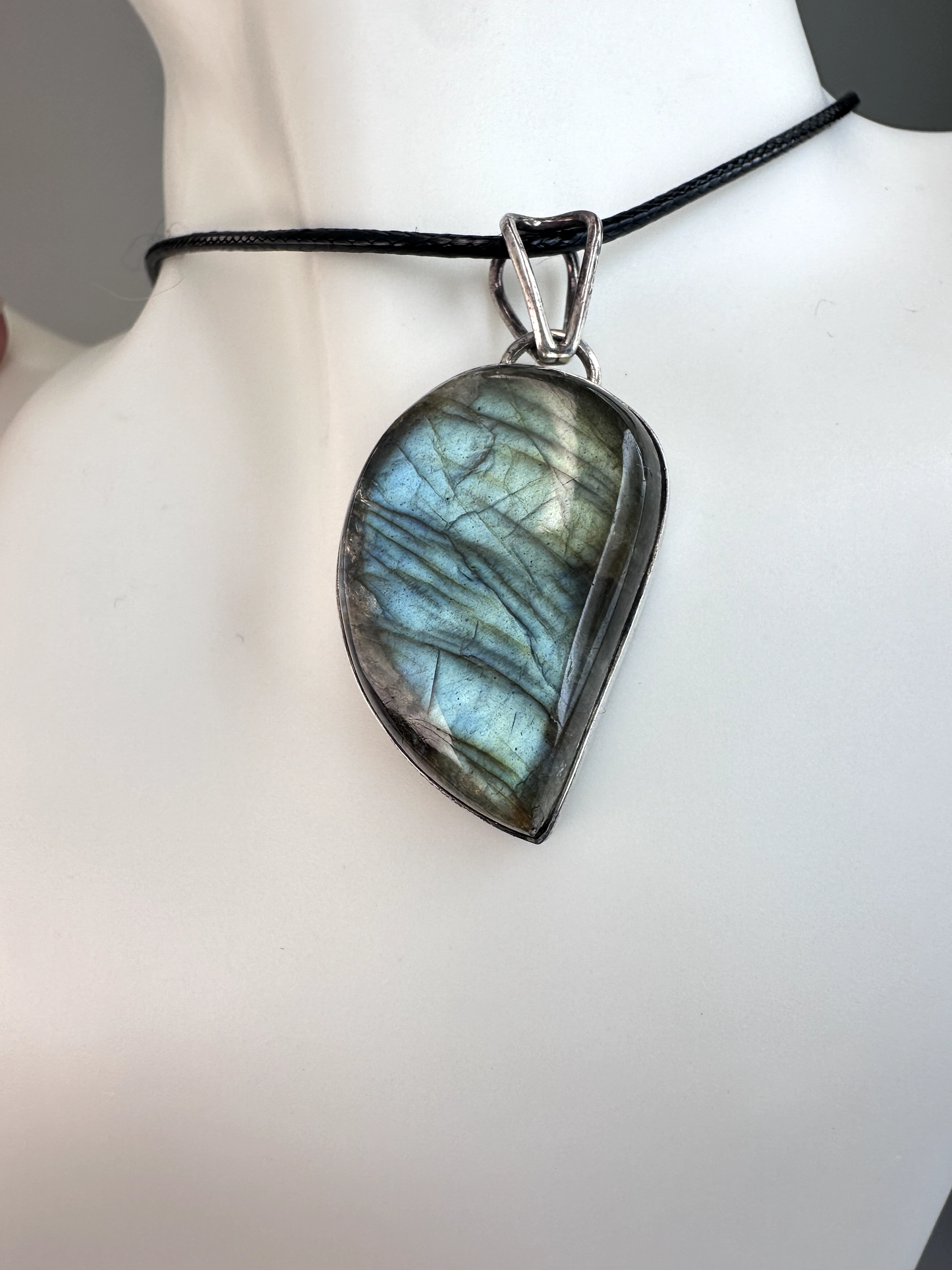 Labradorite Leaf Pendant | S925