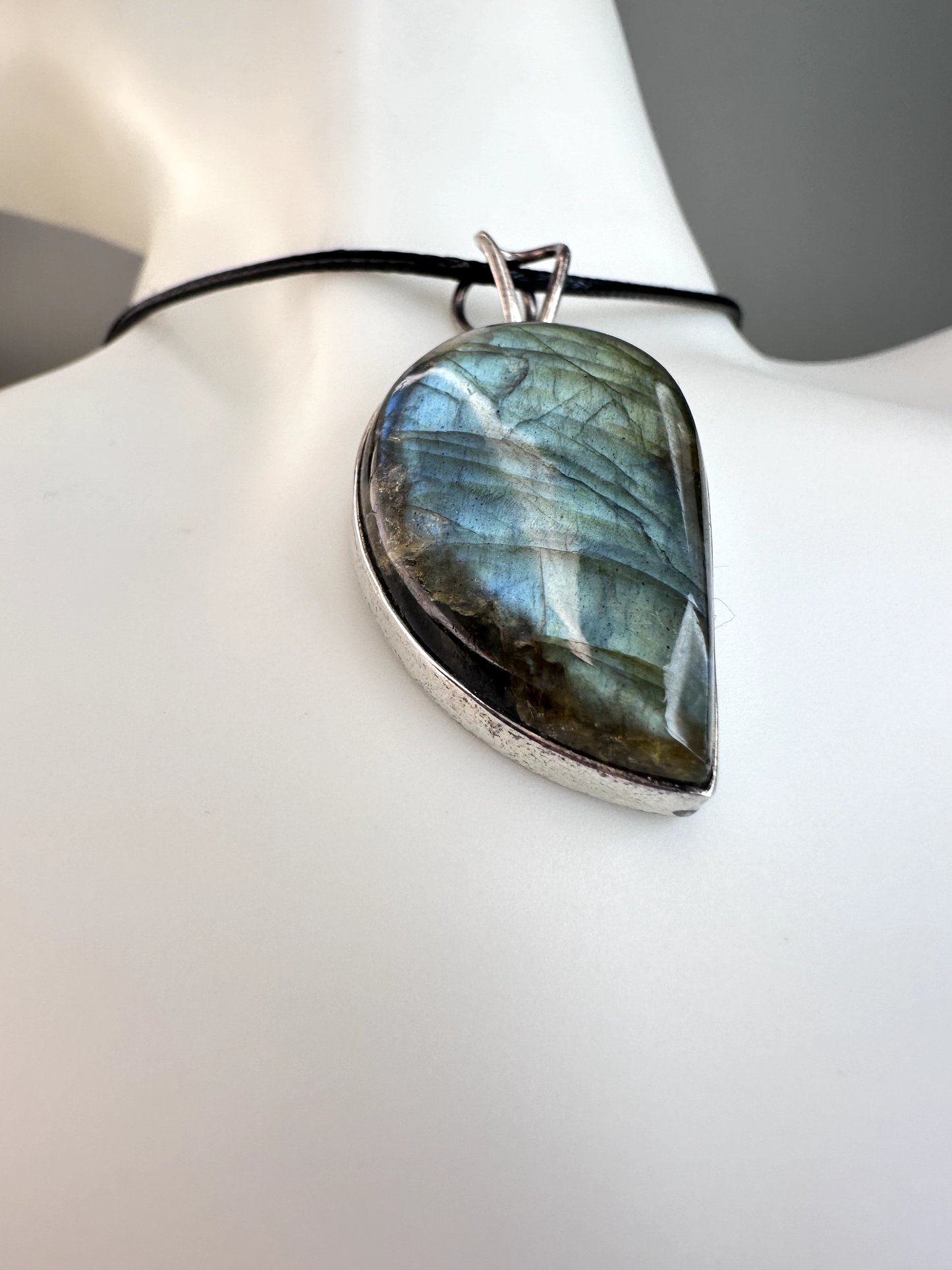Labradorite Leaf Pendant | S925