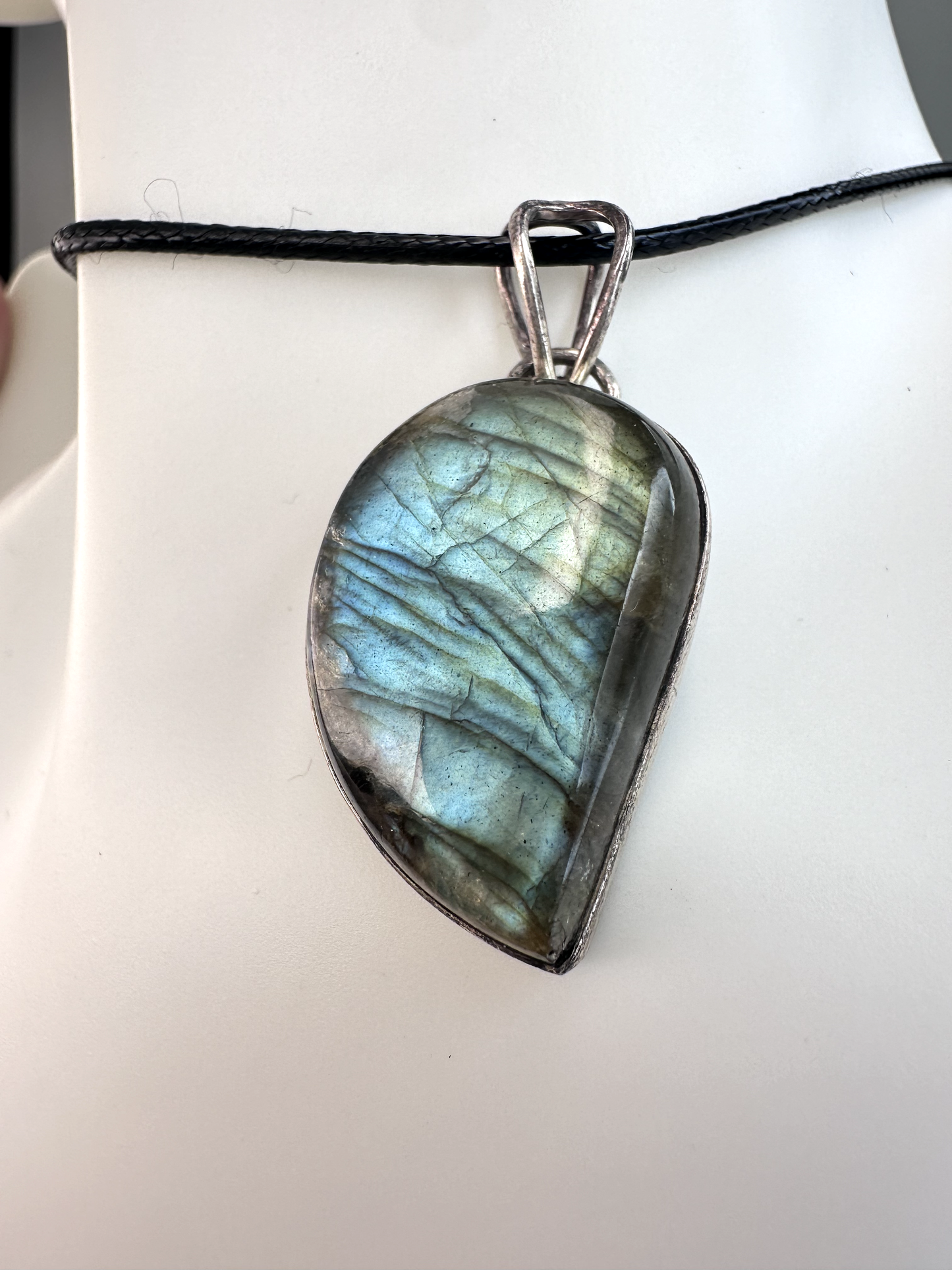 Labradorite Leaf Pendant | S925
