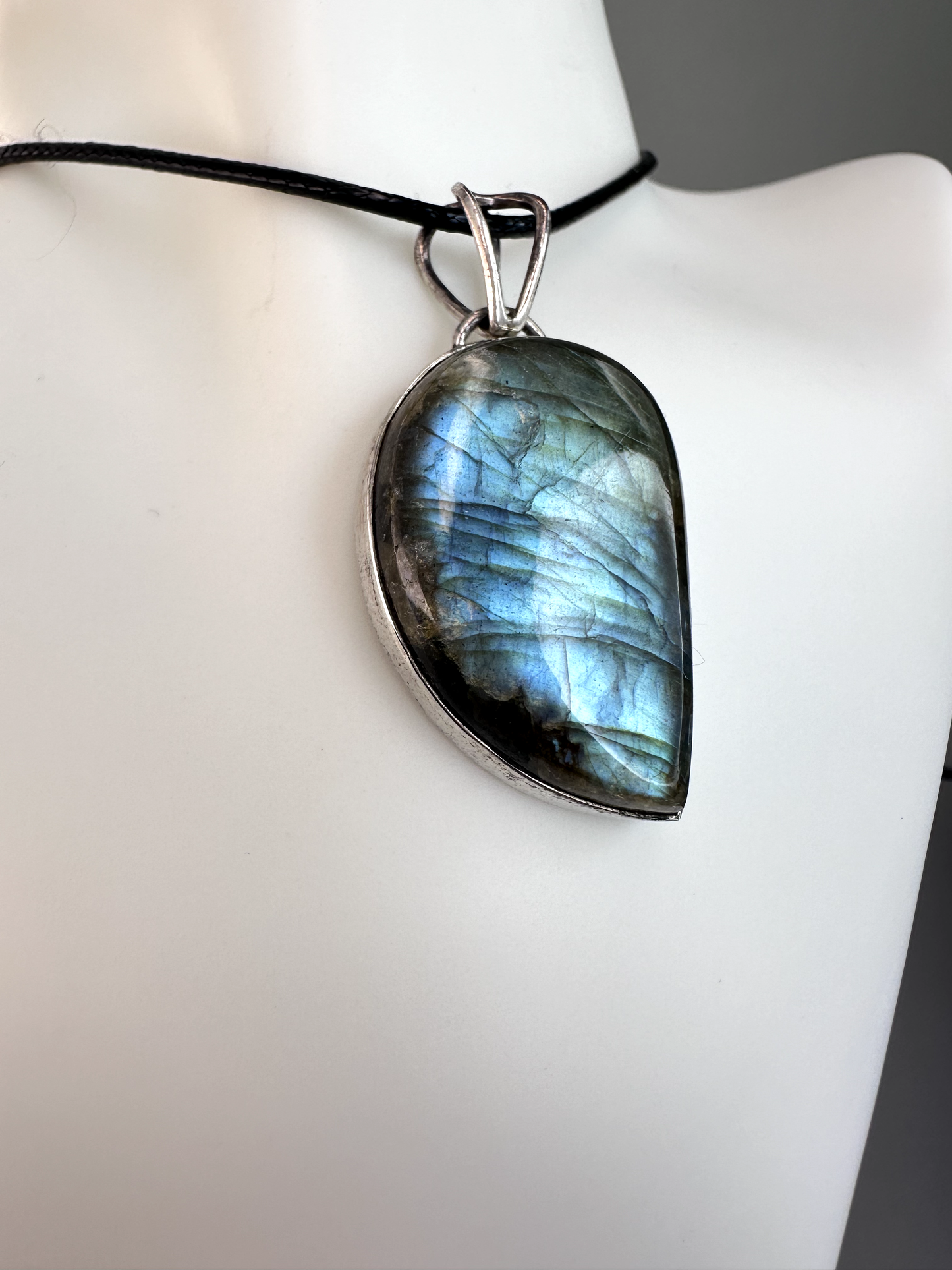 Labradorite Leaf Pendant | S925