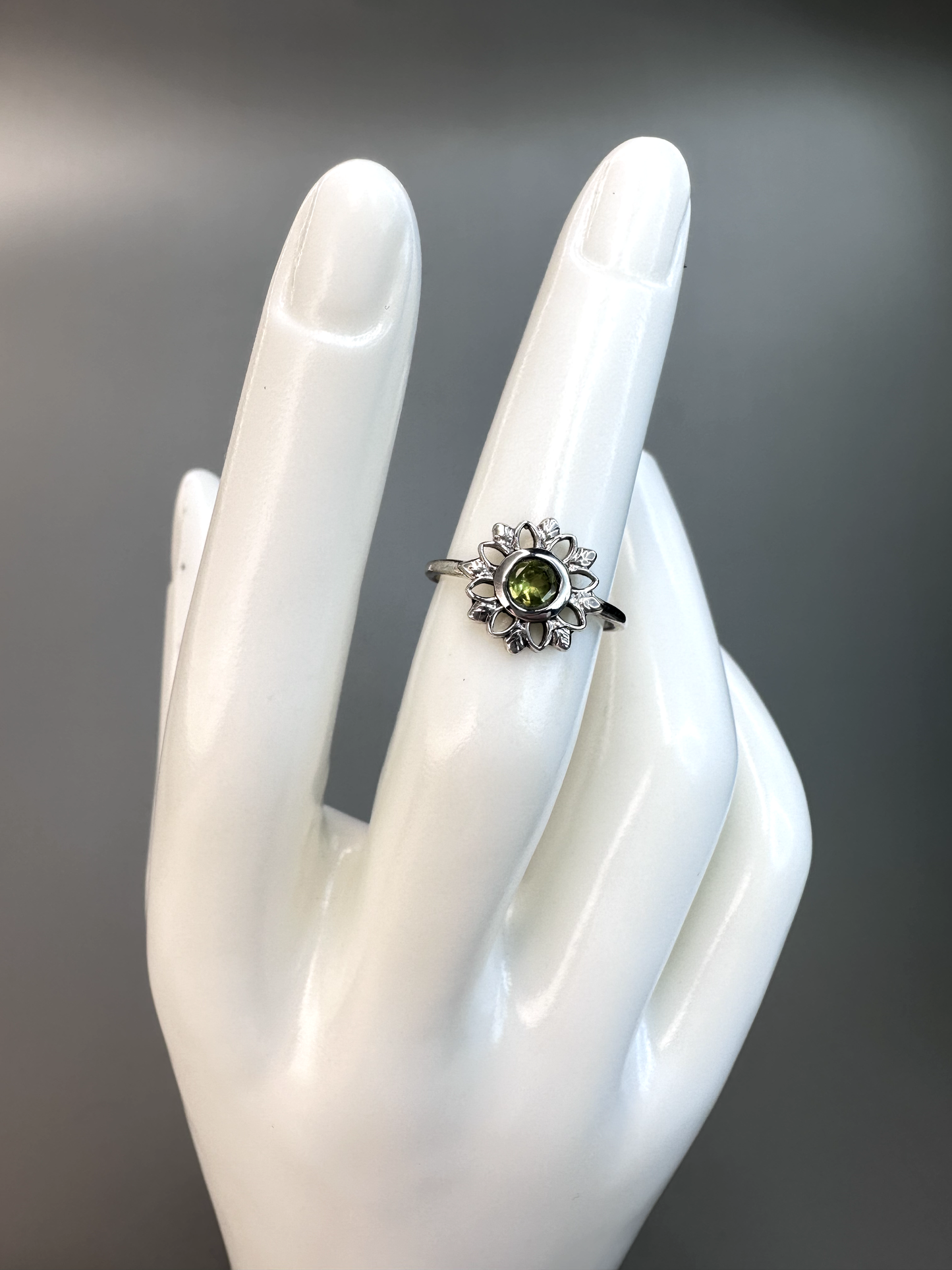 Peridot Flower Ring | S925 Size 5