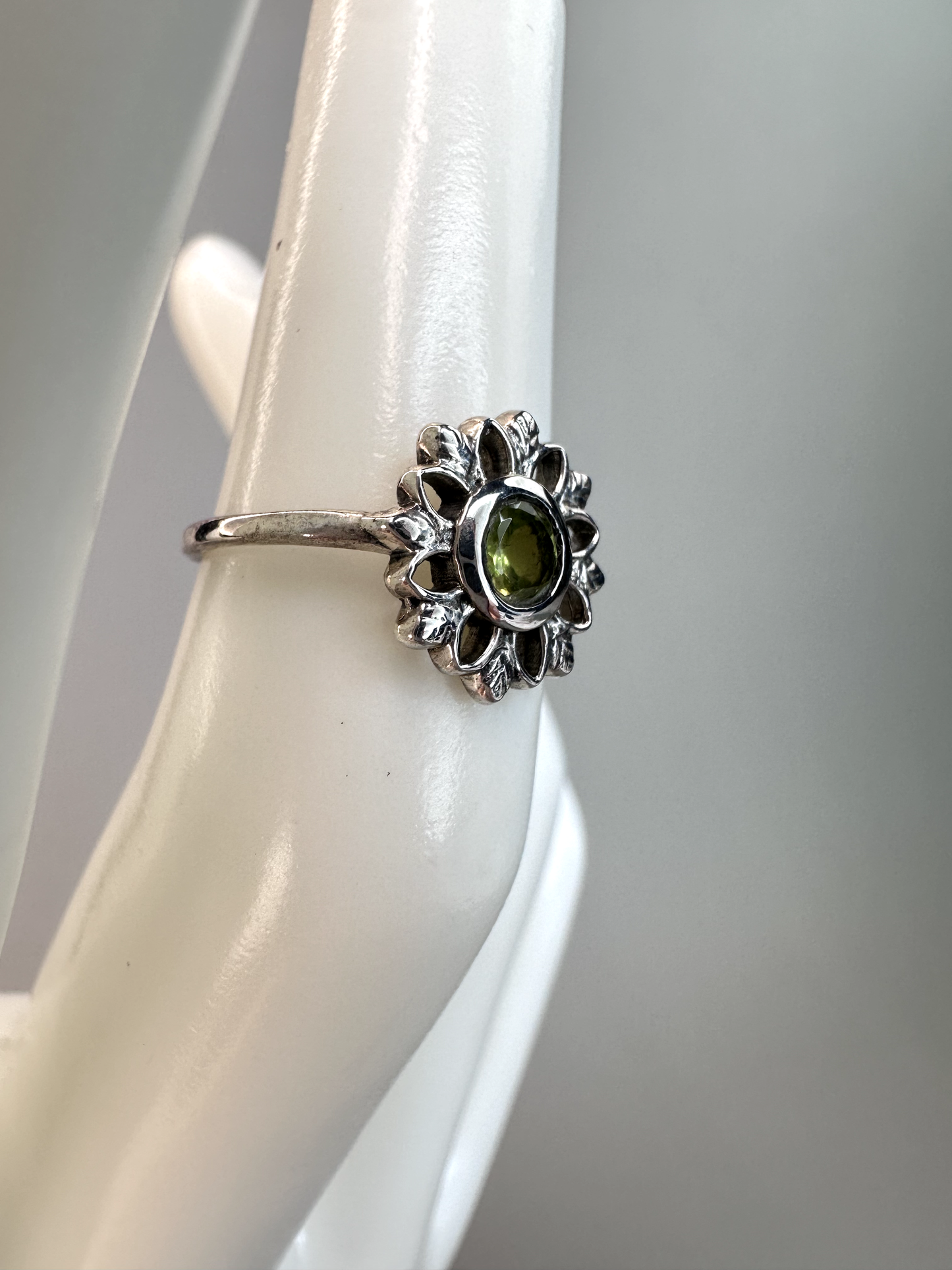 Peridot Flower Ring | S925 Size 5