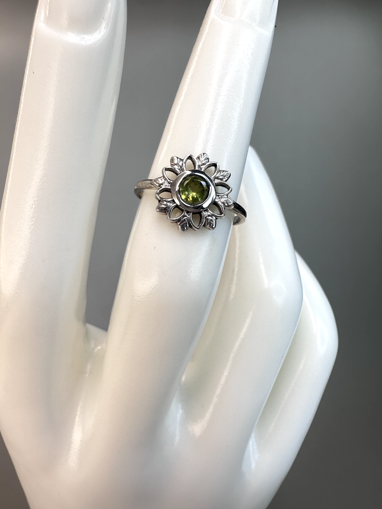 Peridot Flower Ring | S925 Size 5